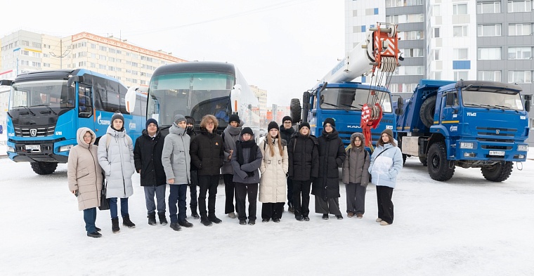 Ребята могли изучить технику со всех сторон и задать интересующие вопросы водителям Управления технологического транспорта и специальной техники ООО «Газпром добыча Уренгой»