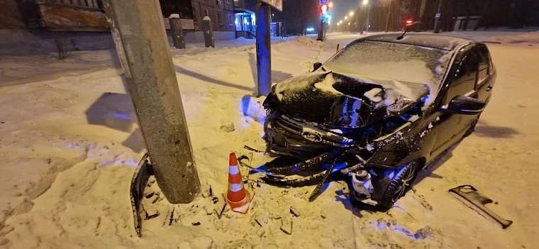 В Тюмени "Лада" въехала в столб - начато разбирательство