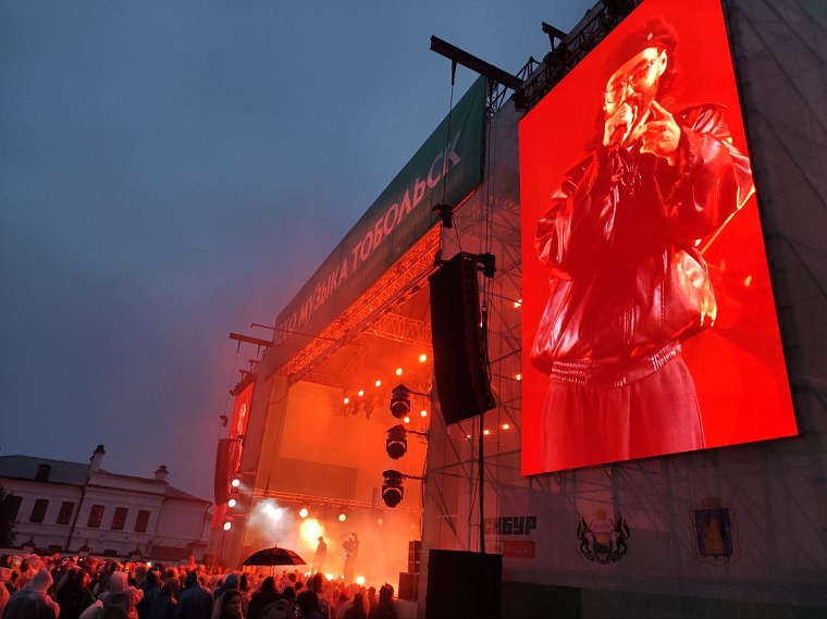 Мокрые и счастливые: как в Тобольске закрыли  музыкальное "Лето..." под песни Мота