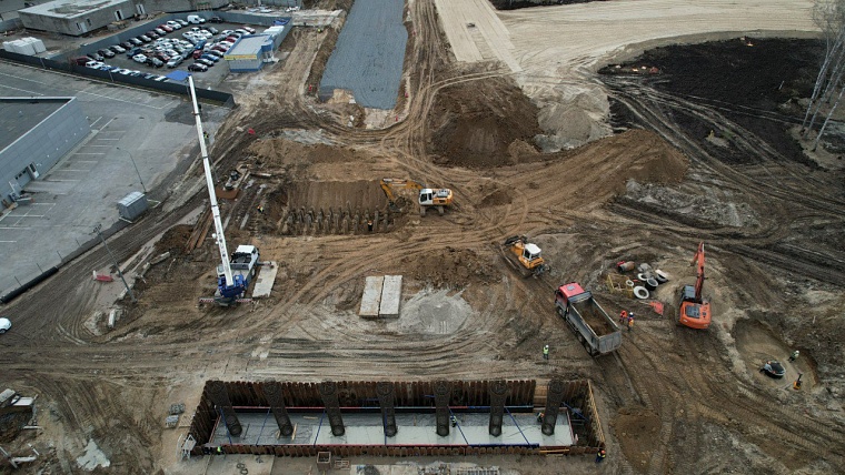 У транспортной развязки на Московском тракте строители возводят шестую опору