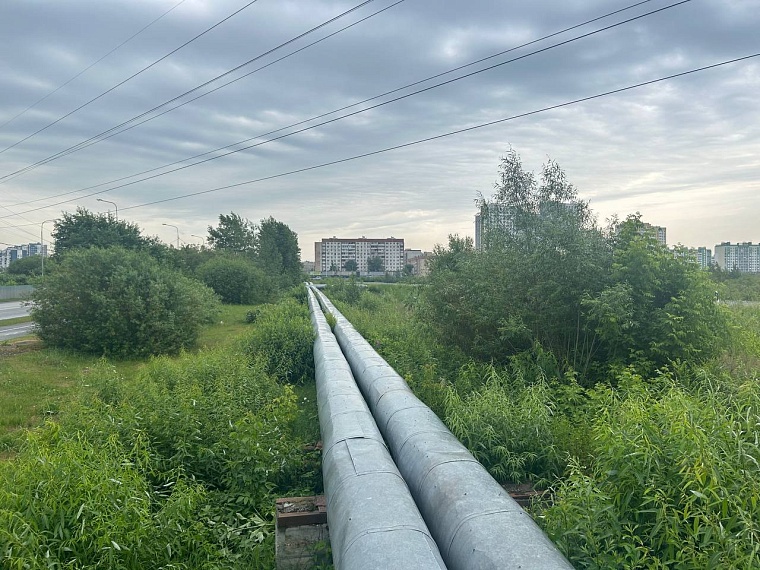 справа - дамба с озером, слева - Дамбовская