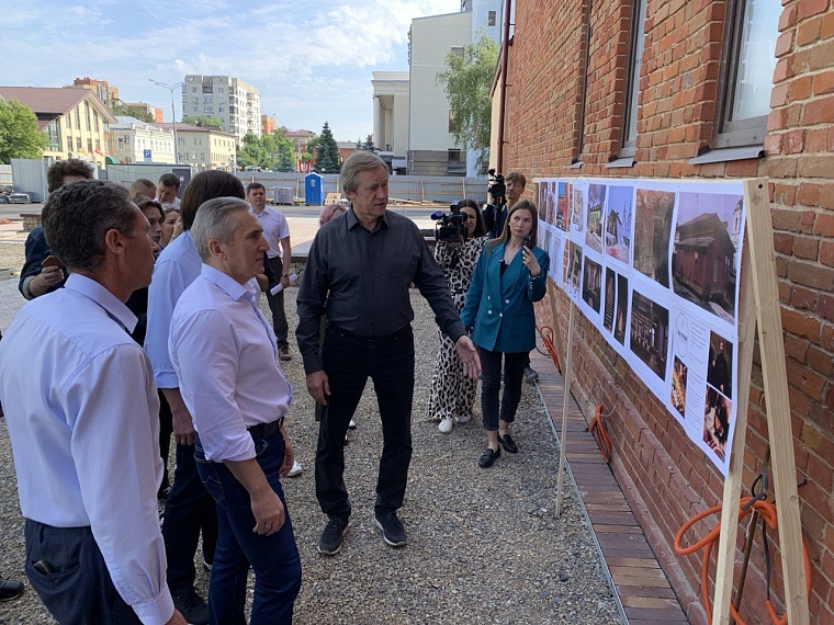 Александр Моор оценил ход работ по реконструкции улицы Ленина