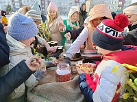 Никого не оставляют равнодушными: на фестивале "Гуляй, Масленица!" тюменцев угощали оригинальными блинами