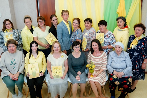 Цвет настроения желтый: для жен и матерей бойцов СВО в Винзилях провели яркий мастер-класс