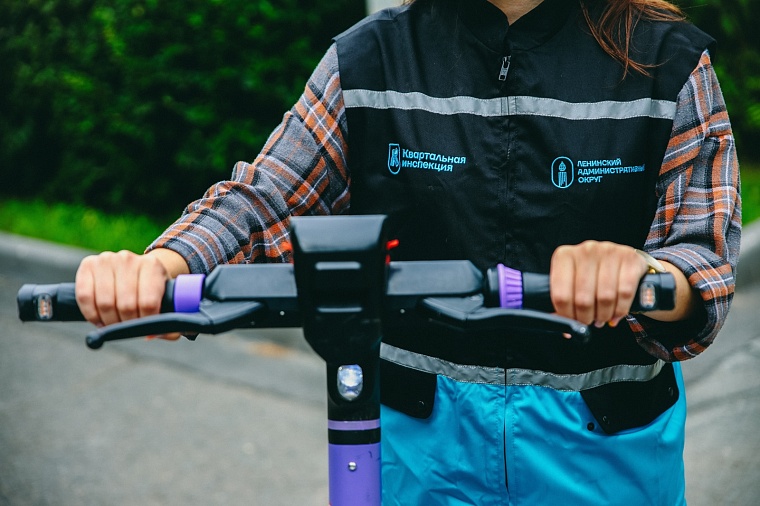 Ленинский округ Тюмени начали патрулировать на электросамокатах