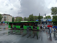 В центре Тюмени автобус с пассажирами врезался в светофор после столкновения с легковым авто