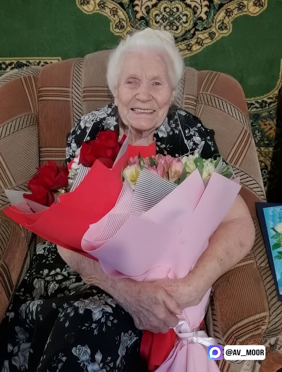 Александр Моор поздравил ветерана Августу Антипину со 102-летием