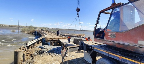 В Тюменской области дорожные рабочие пытаются сохранить мост от разрушения паводком