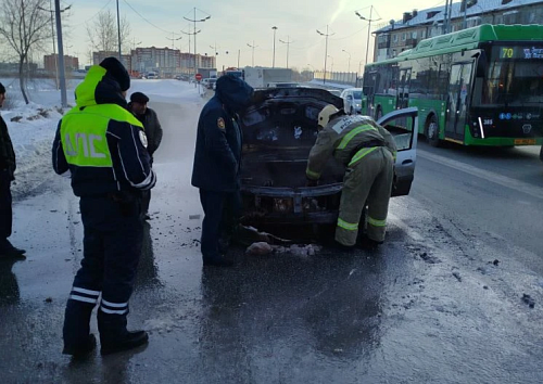 Специалисты тюменского водоканала потушили автомобиль, не допустив взрыва газа