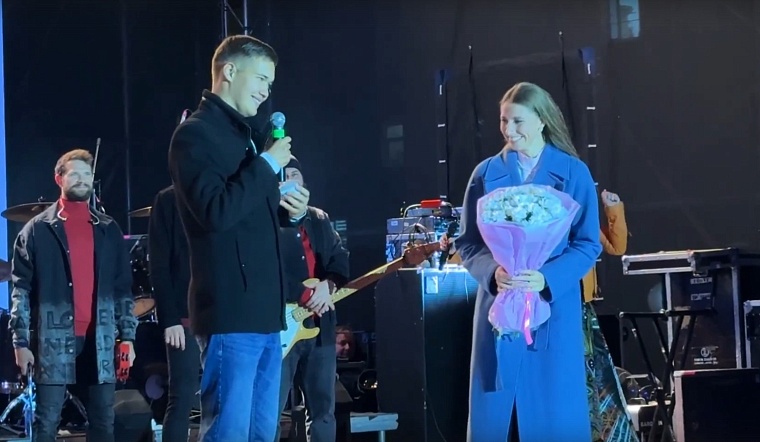 Во время концерта Пелагеи в День города житель Салехарда сделал предложение своей девушке
