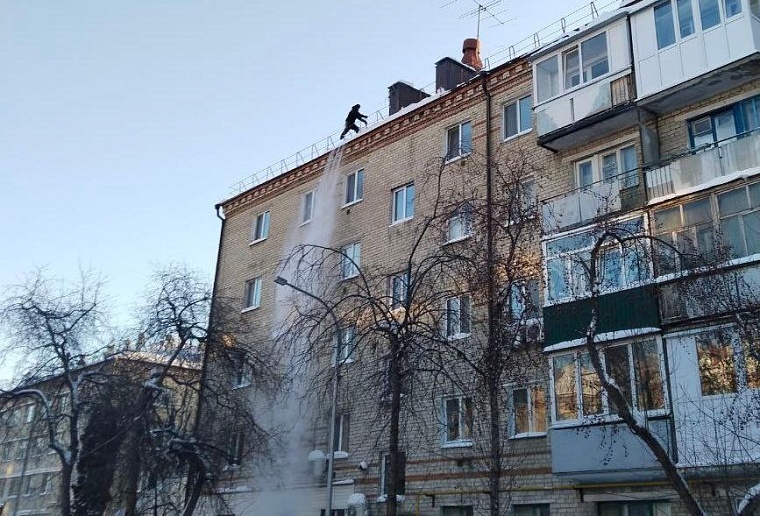 Максим Афанасьев поручил усилить контроль за уборкой снега с крыш зданий