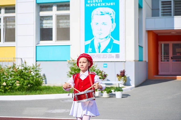 На фасаде тюменского детсада появился портрет героя