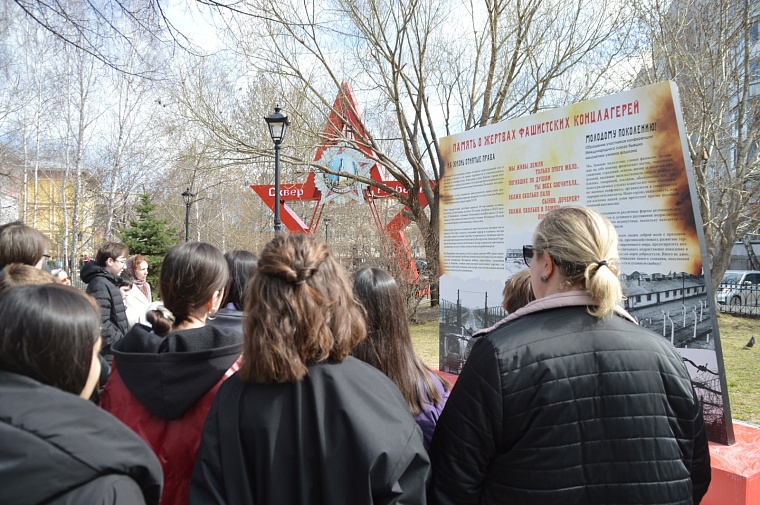 В тюменском сквере Победы установили инфостенды о советских маршалах и судьбах людей, прошедших концлагеря