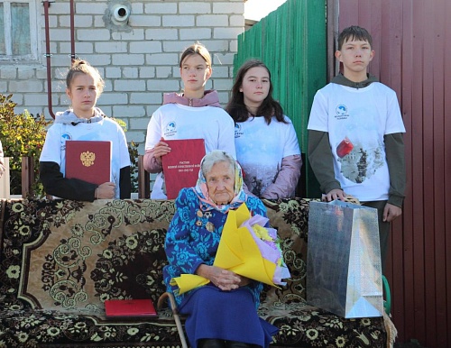В Омутинском участницу Великой Отечественной войны Анну Соколову поздравляют со 100-летним юбилеем