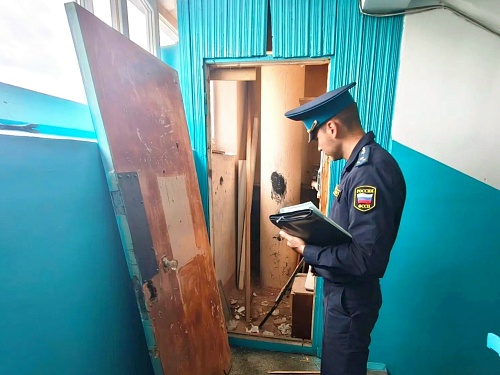 В Тюмени судебные приставы добились демонтажа незаконных кладовок на лестничных клетках