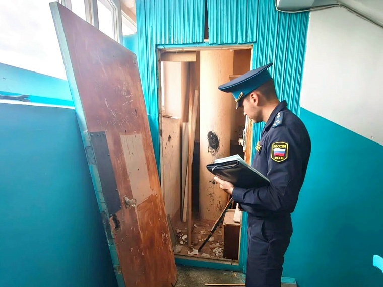 В Тюмени судебные приставы добились демонтажа незаконных кладовок на лестничных клетках
