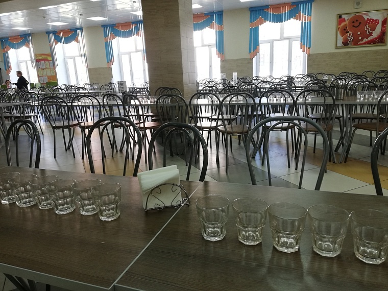 Наггетсы на пару, чипсы из фруктов: чем кормят детей в тюменских школах