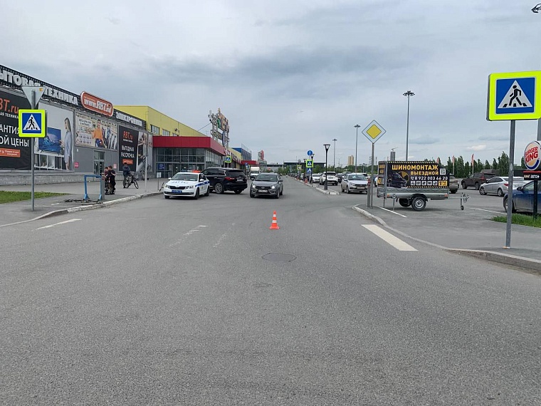 Тюменка на «Инфинити» сбила школьницу-велосипедистку у торгового центра