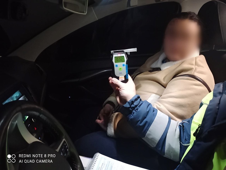 В Тюменской области пьяная автомобилистка без прав пыталась скрыться от ДПС