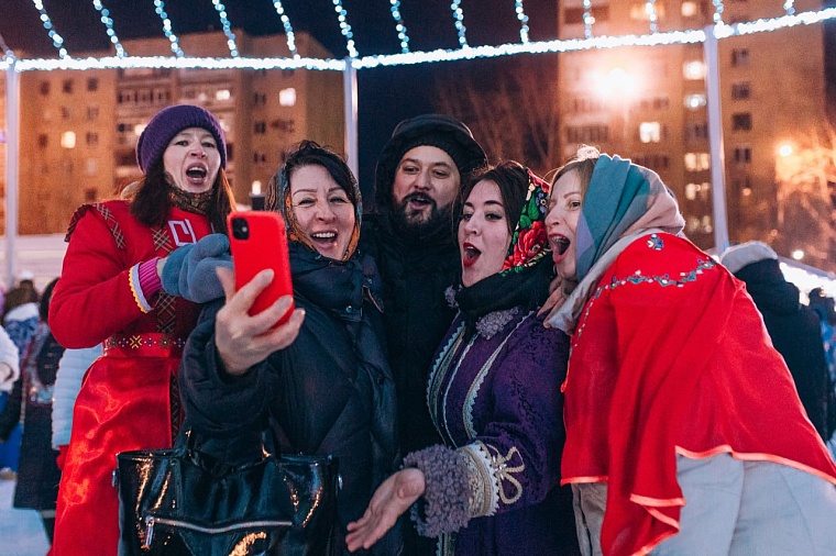 Атмосфера сказки: в Тюмени открыли главную городскую елку