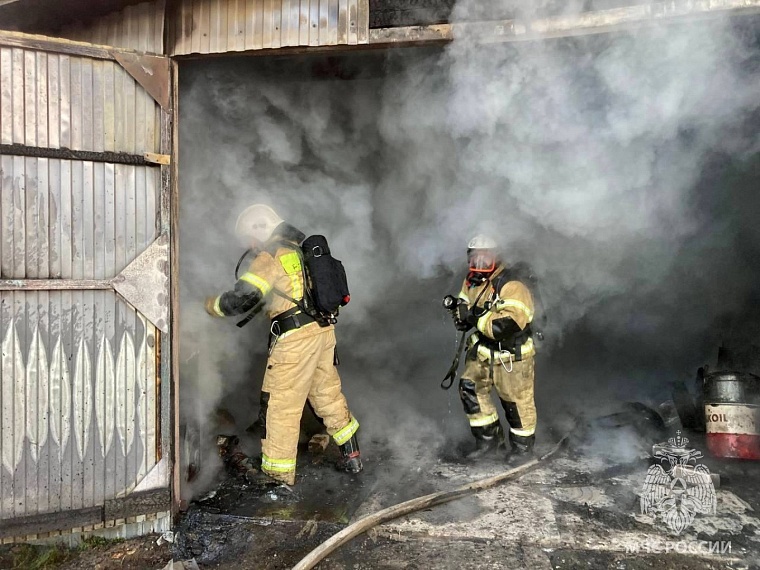 В Заводоуковске после неосторожного обращения с огнем тушили частный дом