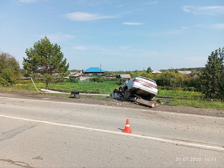 На подъезде к селу Вагай машина въехала в столб, водитель погиб