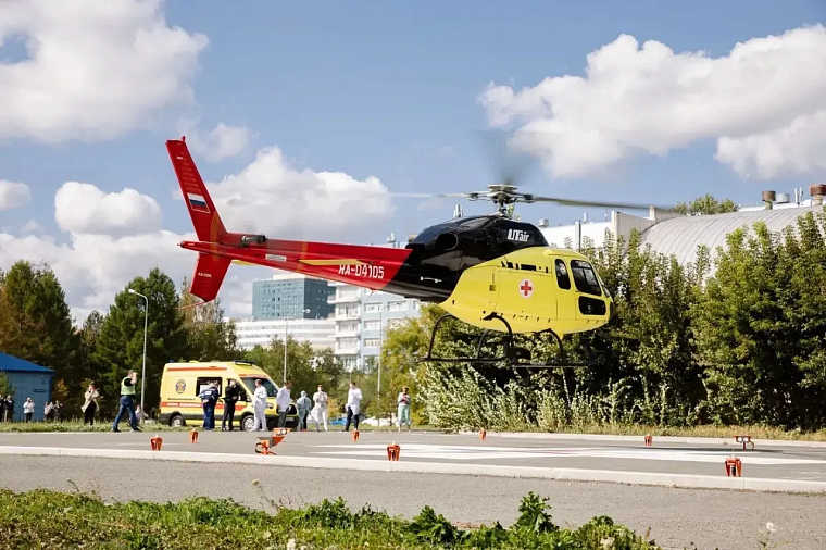 На вертолетах, самолетах, поездах: врачи тюменской ОКБ №1 с начала года эвакуировали 190 пациентов