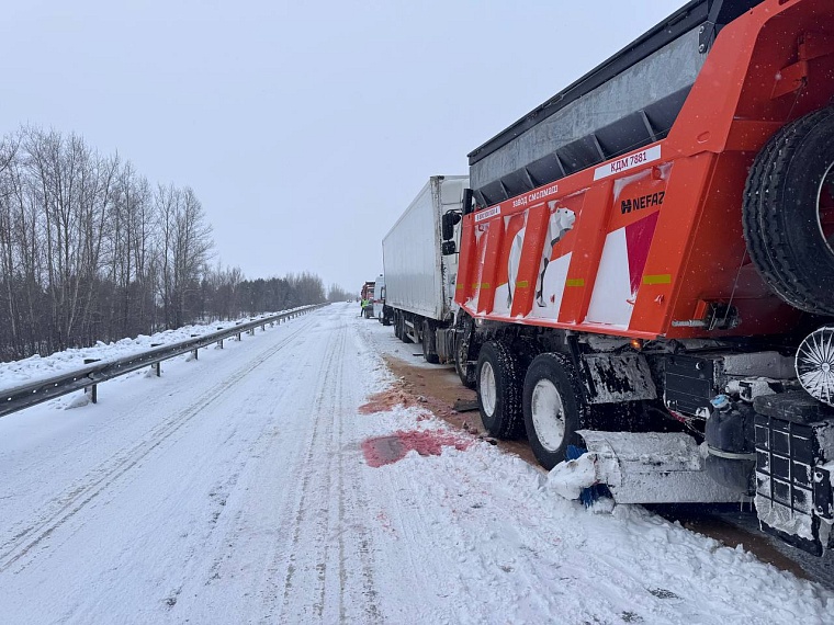 На тюменской трассе "Киа" раздавило между снегоуборочной машиной и фурой: трое погибших