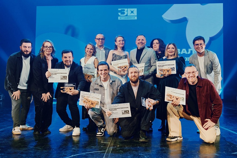 На студвесне бывшие студенты признались в любви к своему педагогу, прочитав со сцены стихи