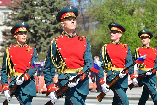Тюменцев приглашают посмотреть на репетицию парада, посвященного Дню Победы