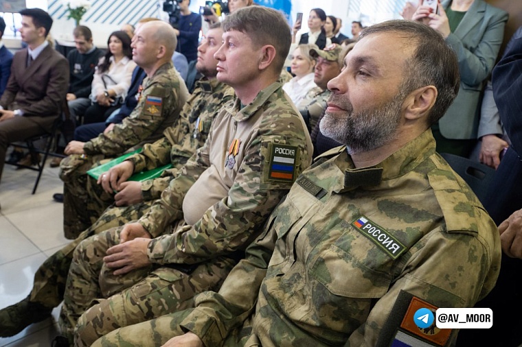 Александр Моор вручил сертификаты выпускникам программы "СВОй бизнес"