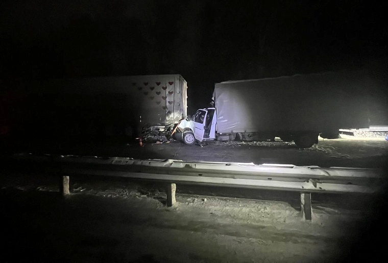 На тюменской трассе "ГАЗ" врезался в стоящую фуру, водитель погиб