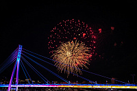 Огни в небе над Тюменью: День города завершился праздничным фейерверком на набережной
