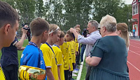 Александр Моор вручил медали и кубок футбольной команде из Казанского района