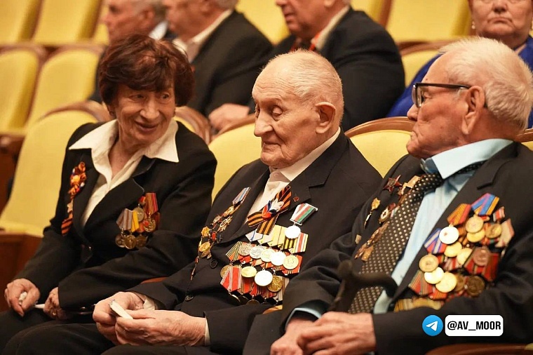 Александр Моор вручил землякам государственные награды Российской Федерации