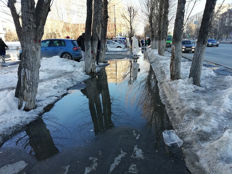 Сложная ситуация на Чаплина-Молодежной в Тюмени: уже откачано 600 кубометров воды