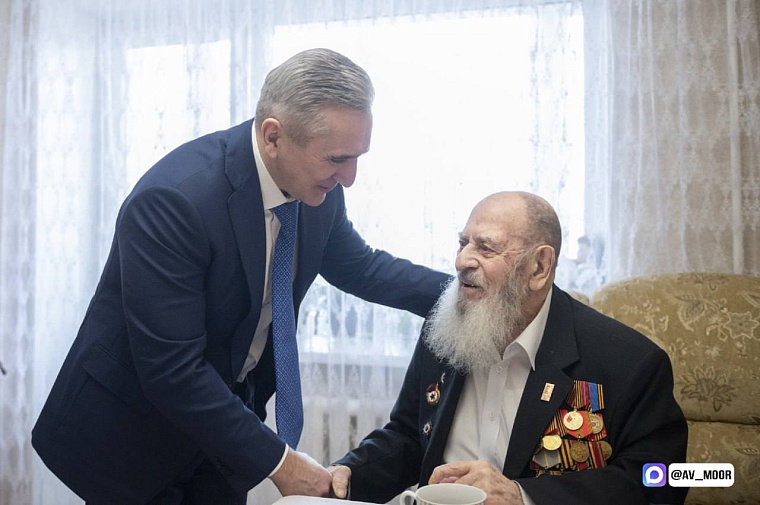 Губернатор Александр Моор поздравил с Новым годом ветерана Михаила Костюрина
