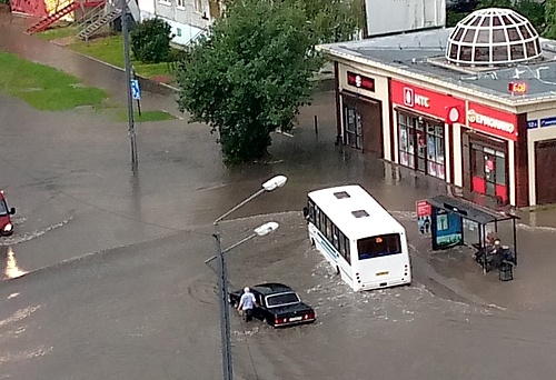 Сильный ливень затопил центр Тобольска