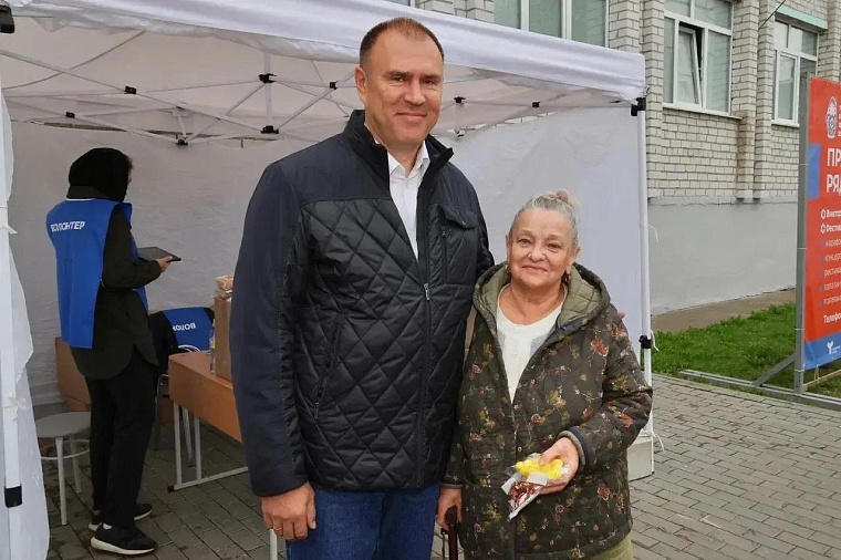 Пётр Вагин на викторине «Знай свой край!» свой подарок презентовал бабушке