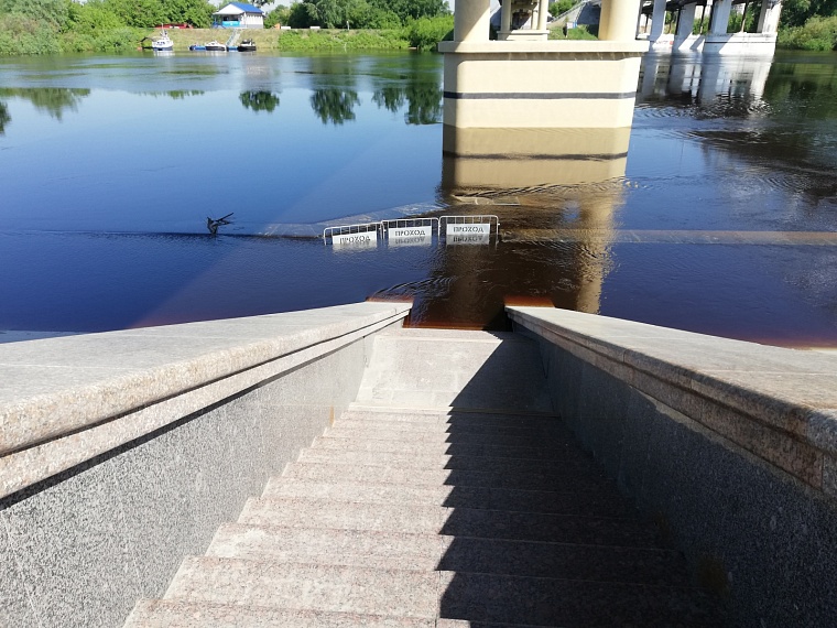Паводок в Тюмени: нижний ярус набережной Туры полностью скрыт водой