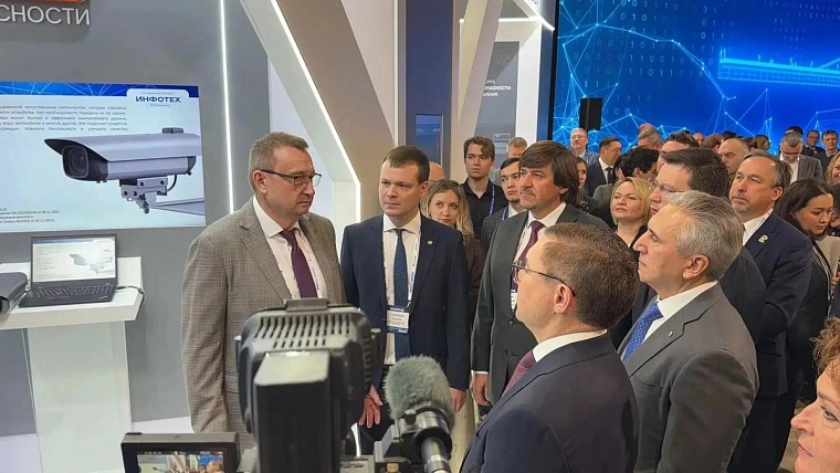 ИИ присмотрит: на «Инфотехе-2026» «Ростелеком» показал умную видеокамеру, способную работать без интернета