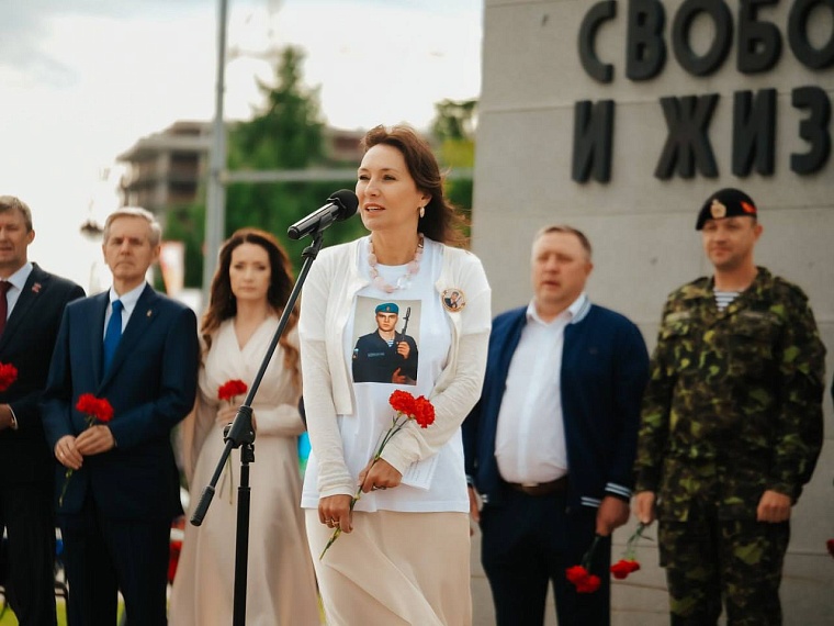 В Тюмени матери погибшего бойца передали его форму в День ВДВ