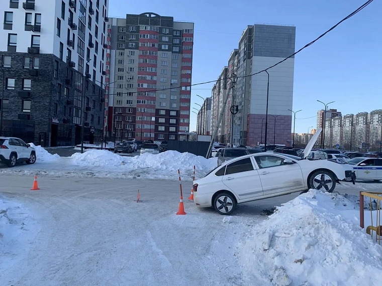 Побежал за варежкой: в Тюмени школьник попал под машину