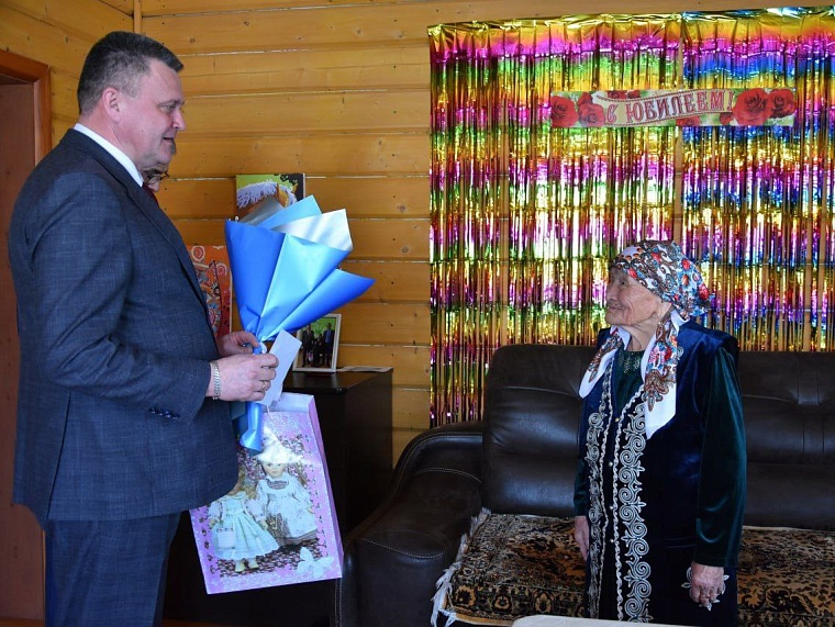 Ветерану труда из Вагайского района вручили поздравительную открытку от президента Владимира Путина