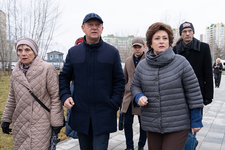 Депутаты Тюменской гордумы оценили благоустройство сквера на ул. Мебельщиков