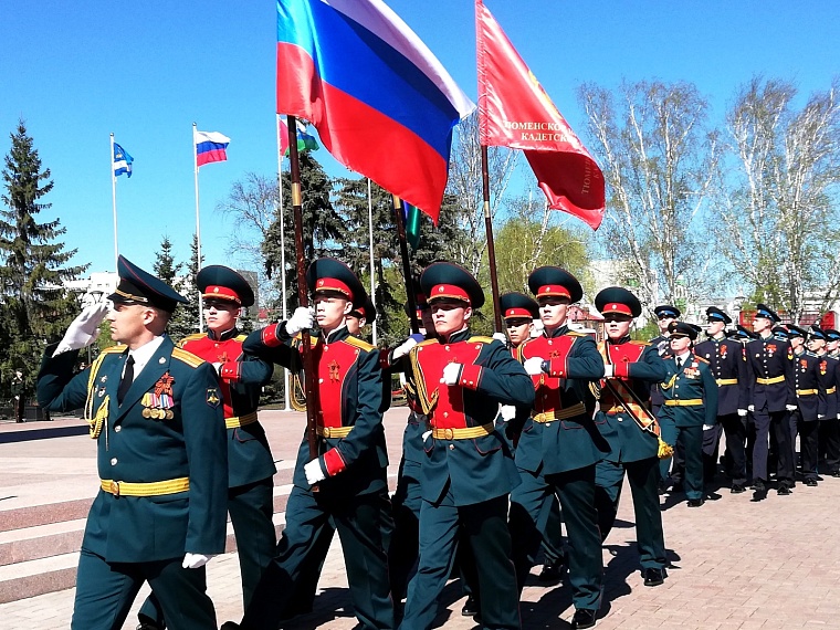 В Тюмени возложили цветы к Вечному огню