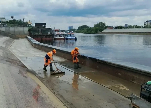 В Тюмени набережную Туры чистят после паводка