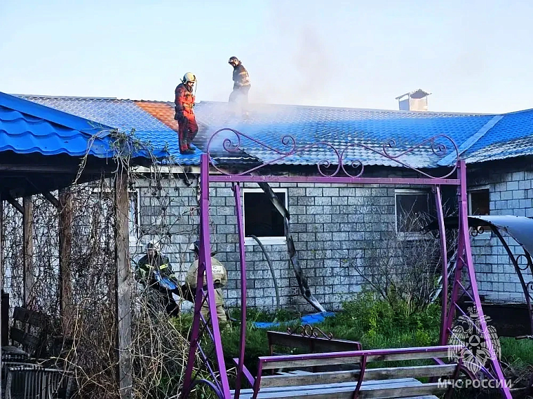 Тюменские пожарные ликвидировали возгорание в Ембаево