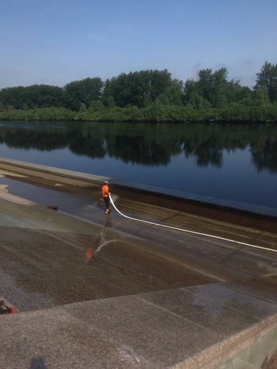 В Тюмени набережную Туры отмывают после паводка