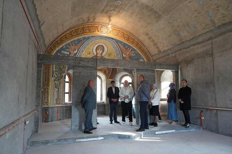 Тюменцы осваивают навыки изготовления мозаичных панно в строящемся храме Покрова Пресвятой Богородицы